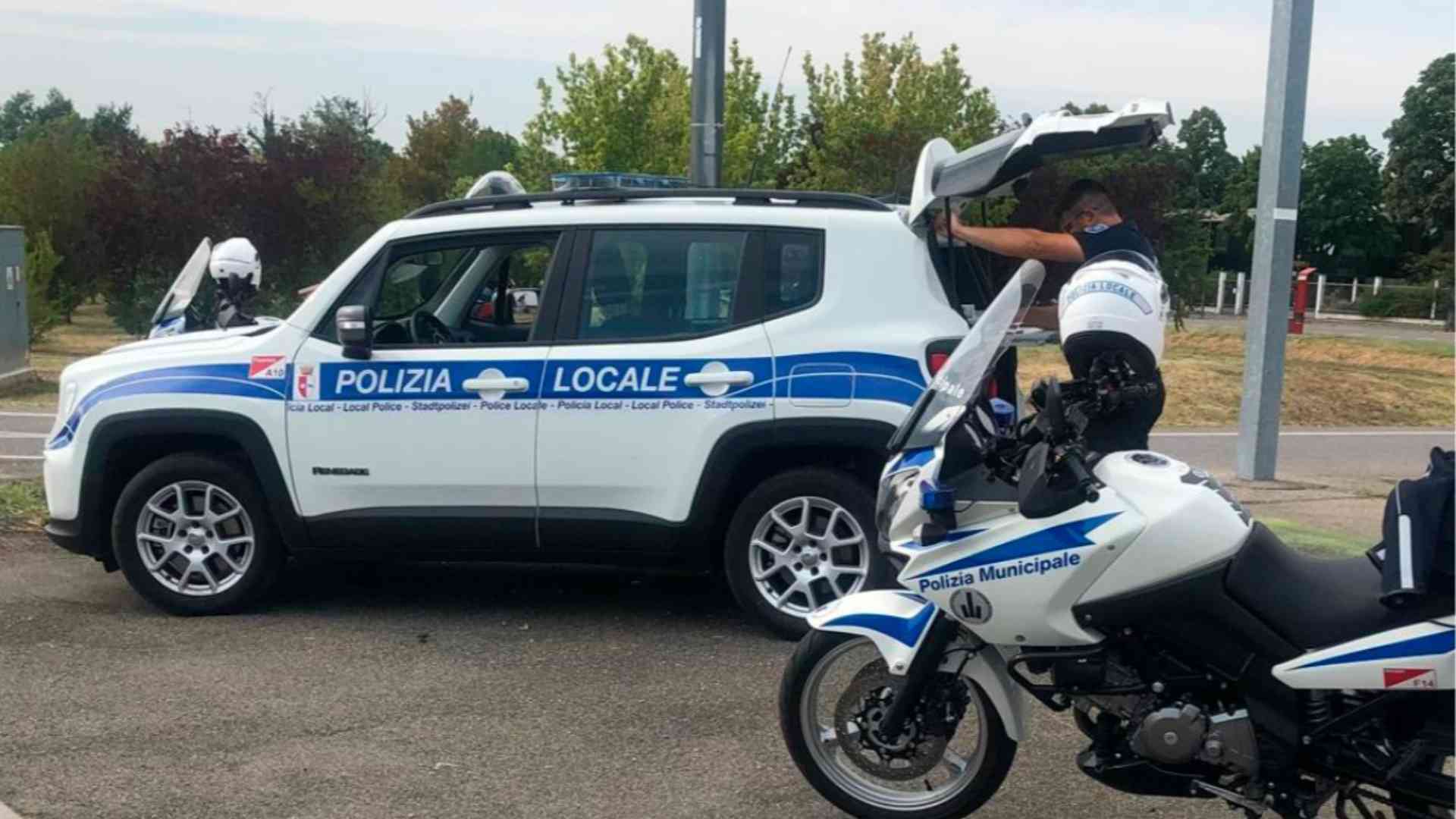 Cerca di sfilare la pistola a un vigile: arrestato