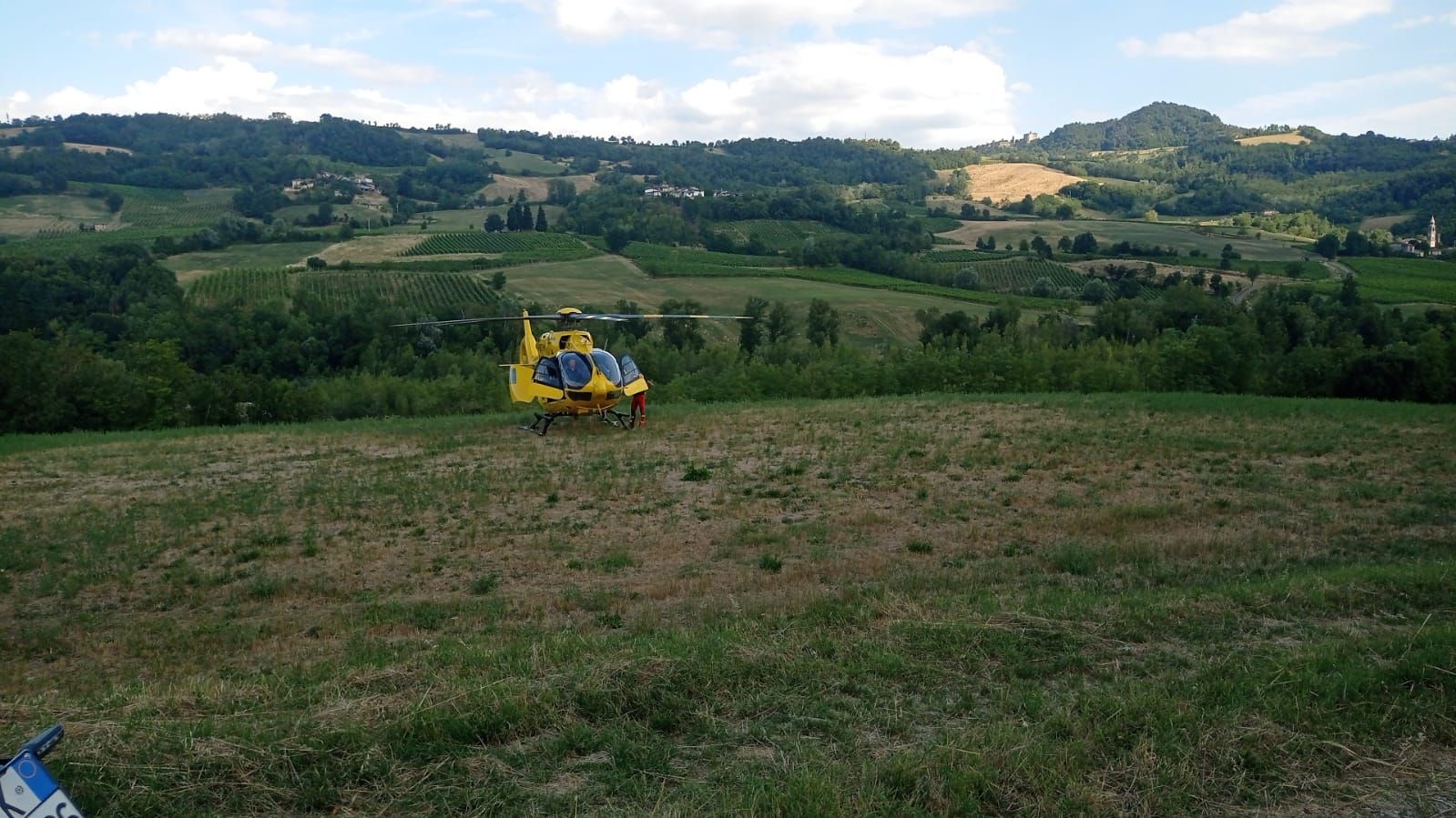L'eliambulanza atterrata a Trevozzo (foto Bersani)