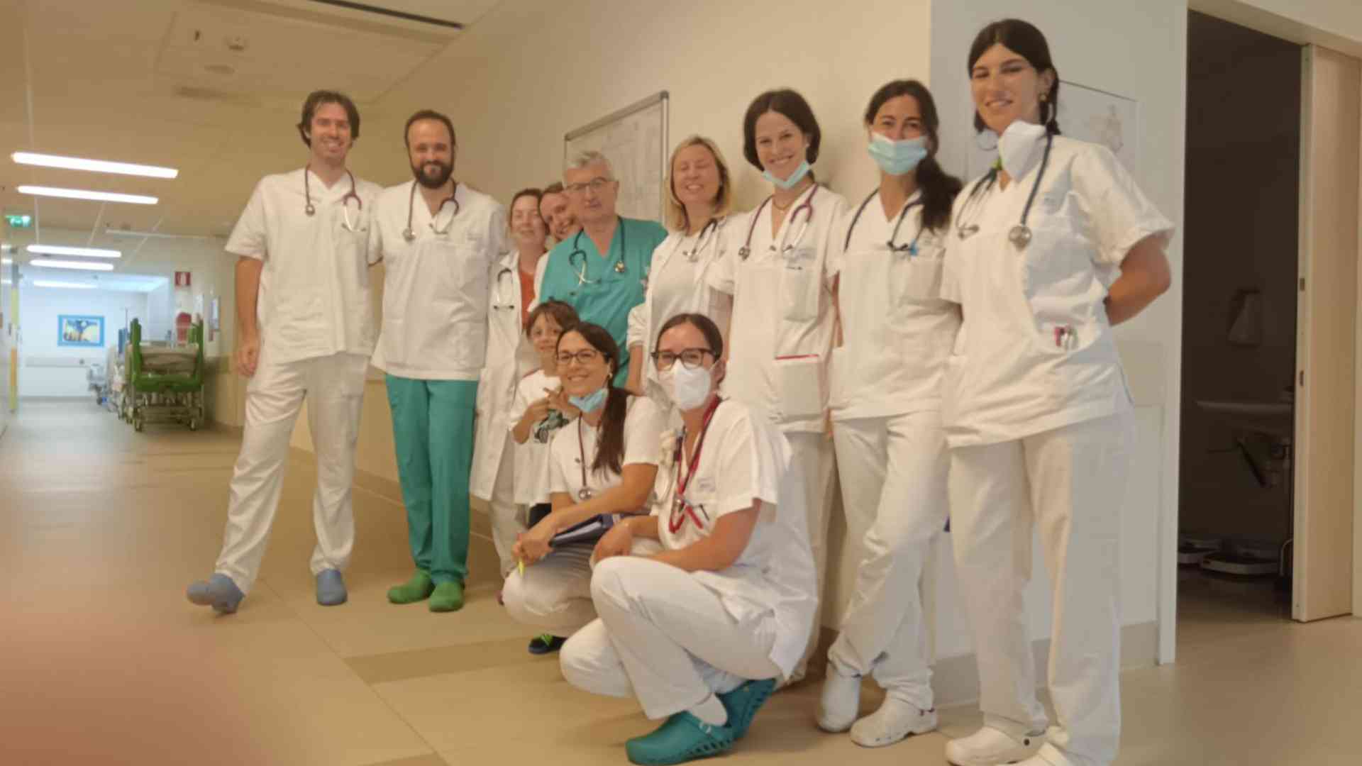 Il bimbo con medici e infermieri al momento delle dimissioni
