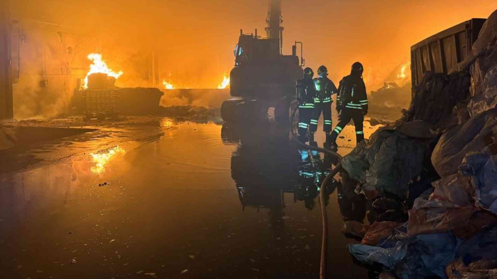 Rogo in una ditta a Pontenure, bruciate 10 tonnellate di plastica