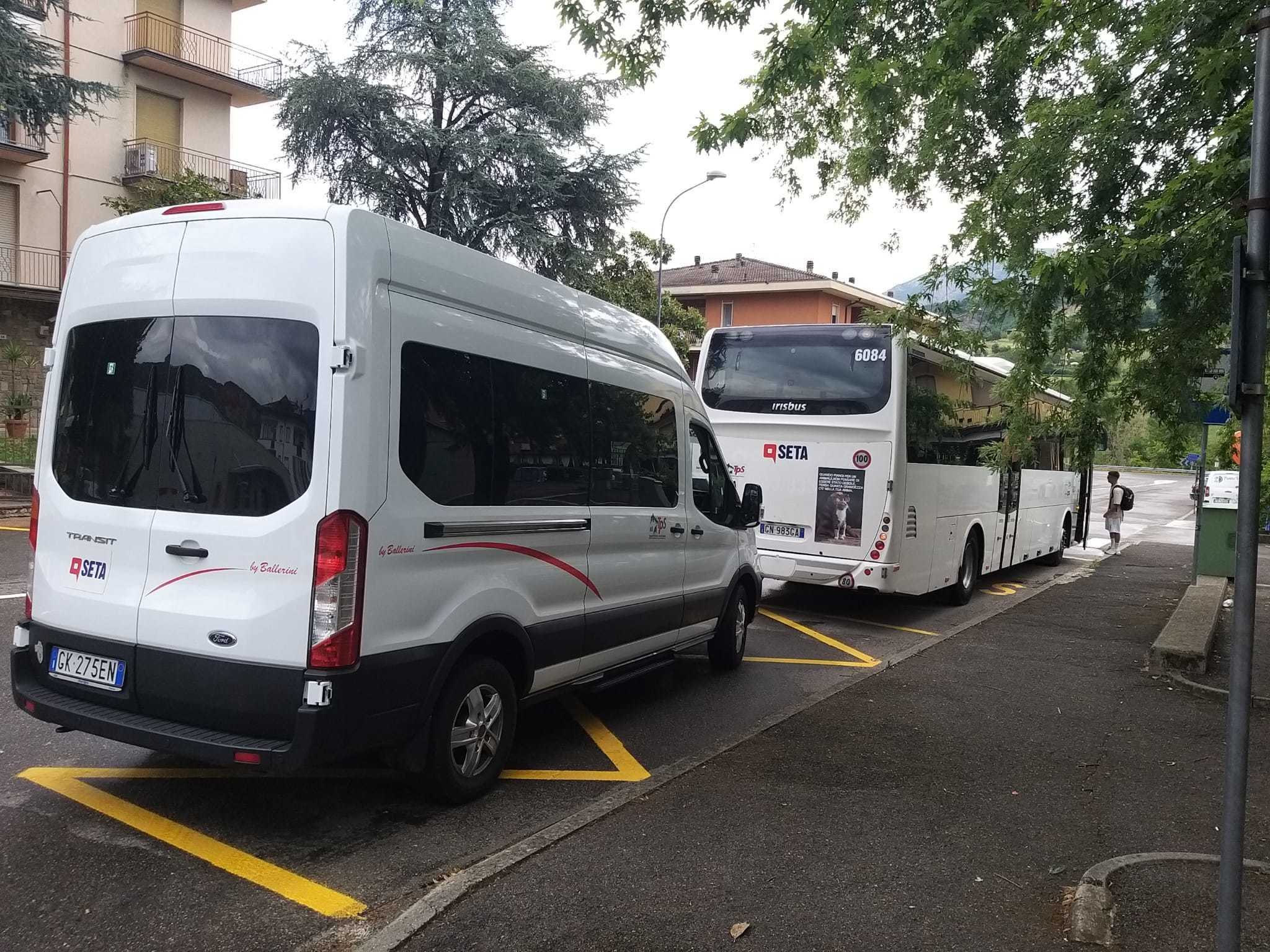 Il momento del cambio in via Nenni: l'autobus arrivato da Piacenza cede i passeggeri alla navetta diretta a Marsaglia_foto Chiavarini