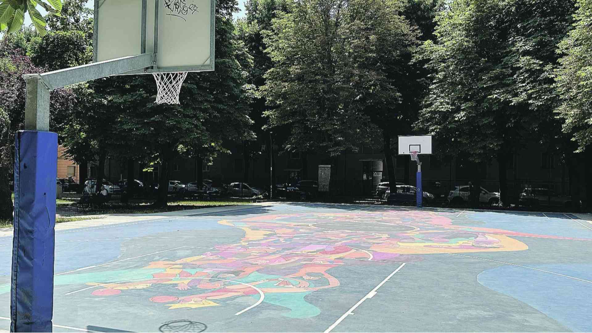 Giocano a basket già alle 7 di mattina: «Non se ne può più, rivedere gli orari»