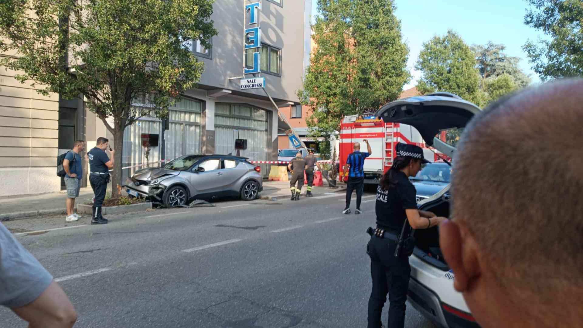 Perde il controllo dell'auto e si schianta contro un palo