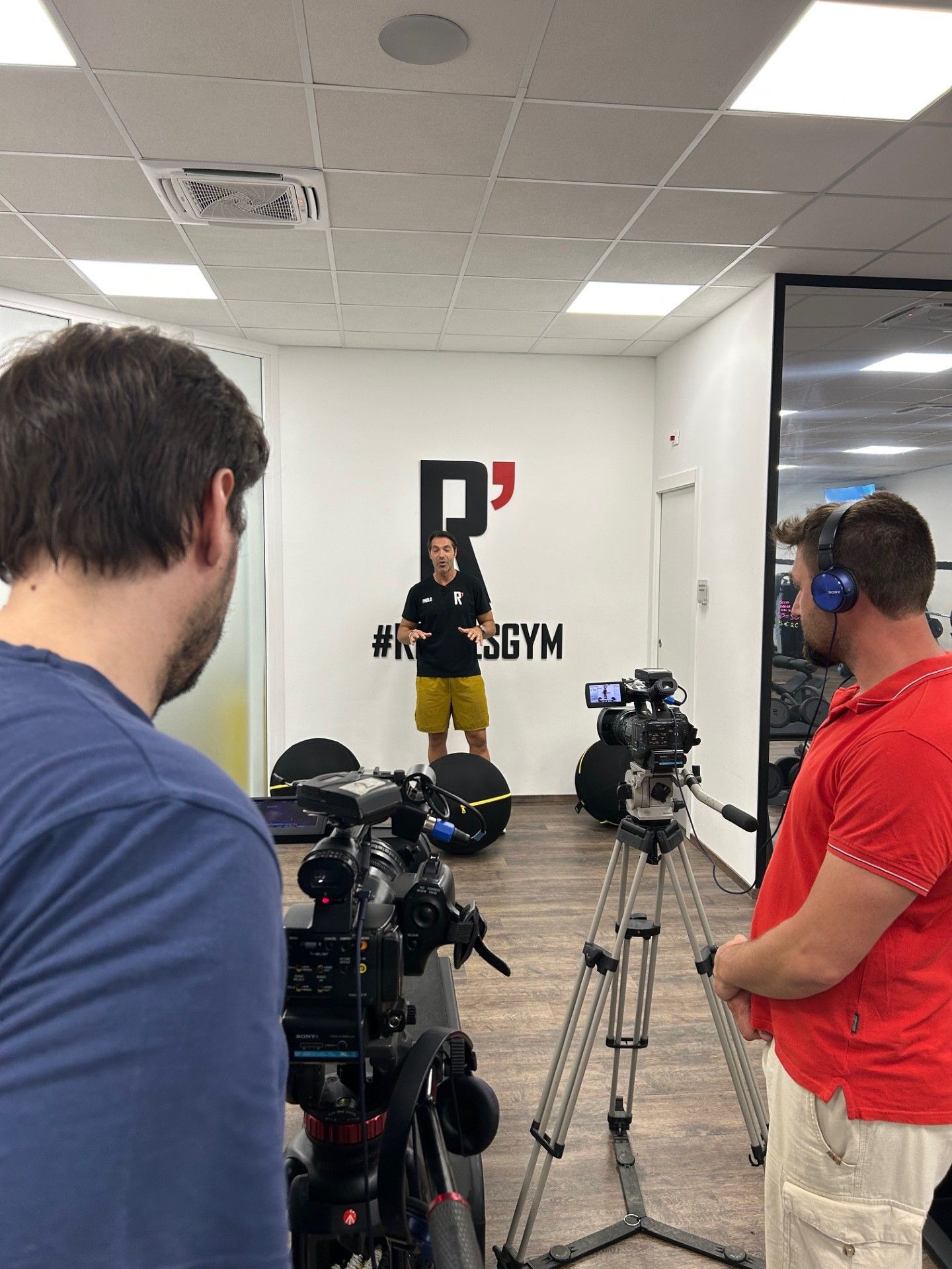 I tecnici di Telelibertà Matteo Capra e Davide Franchini durante le riprese al Poliambulatorio Gymed di Borgonovo con il titolare Paolo Beghi