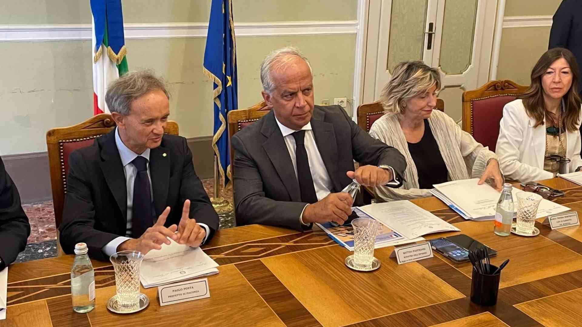 Piantedosi: «Ipotesi zone rosse. Rinforzi entro l'anno»