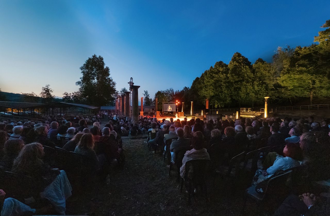 Lella Costa al Festival di teatro Antico di Veleia