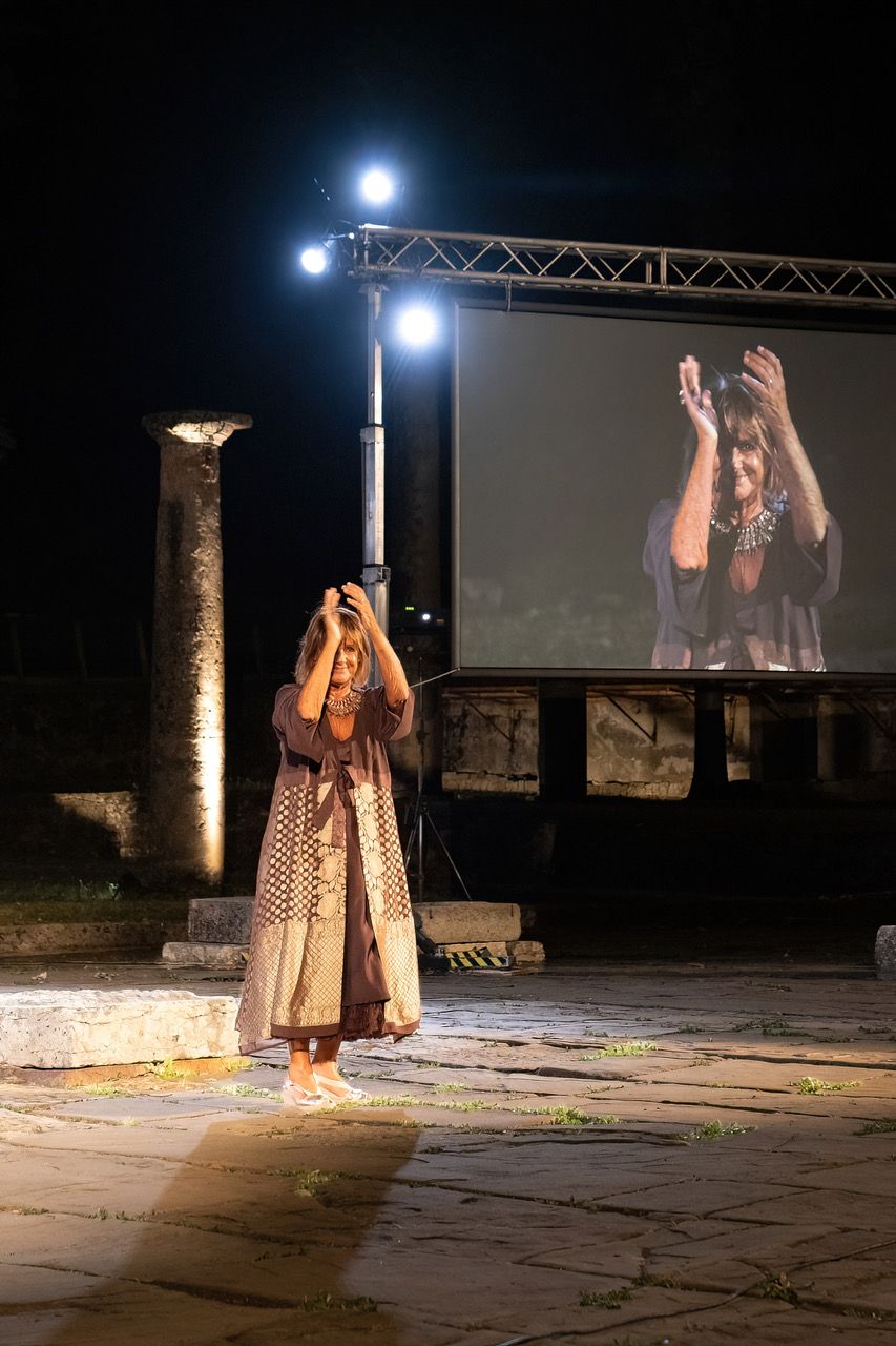 Lella Costa al Festival di teatro Antico di Veleia