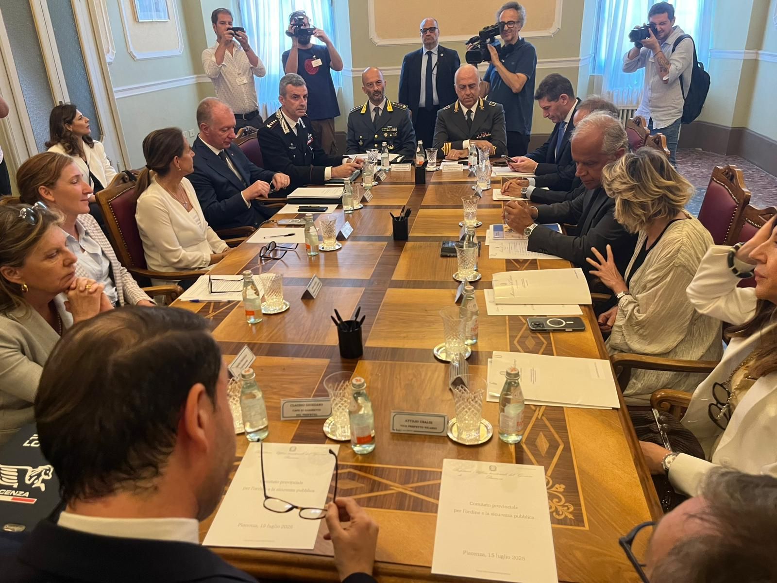 Il comitato per la sicurezza urbana, con il ministro dell'Interno Matteo Piantedosi e il capo della Polizia, Direttore Generale della Pubblica Sicurezza, Vittorio Pisani