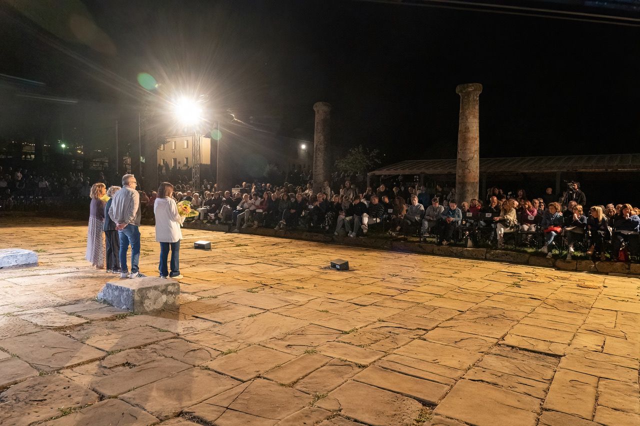 Lella Costa al Festival di teatro Antico di Veleia