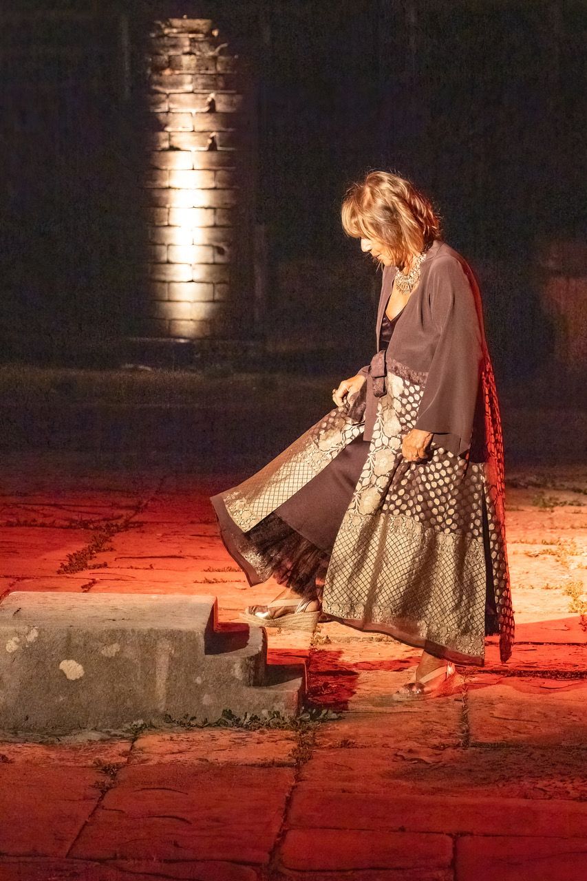 Lella Costa al Festival di teatro Antico di Veleia
