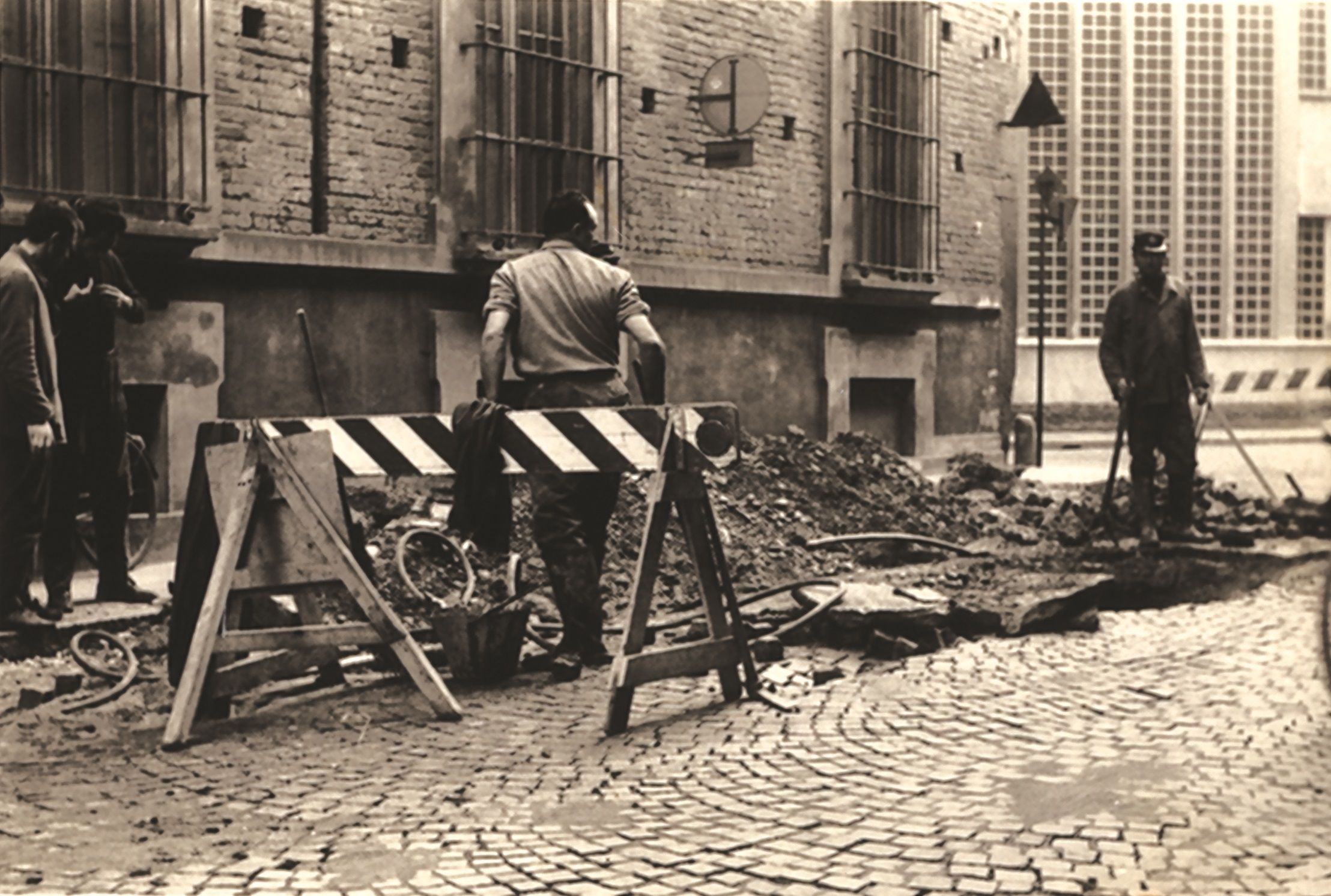 In una foto del 1967, la posa delle tubazioni in via San Bartolomeo all'angolo con via Taverna