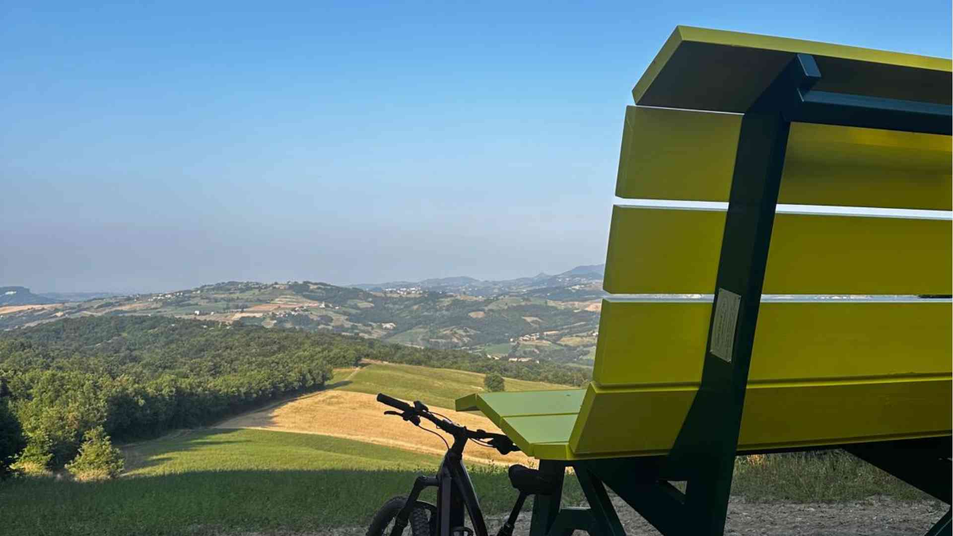La Big Bench giallo e verde voluta e realizzata dall'associazione Promis Gruparel per promuovere il turismo lento sulle colline di Gropparello- © Libertà