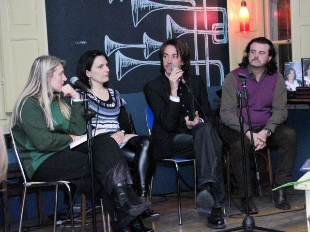 Alberto Fortis durante la presentazione della sua storia autobiografica a Piacenza nel 2009