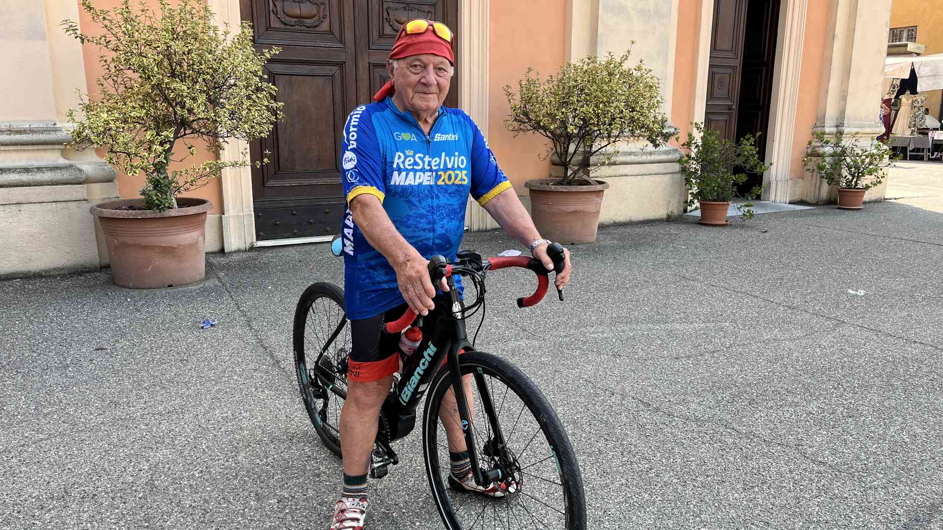 A 86 anni conquista lo Stelvio in bicicletta