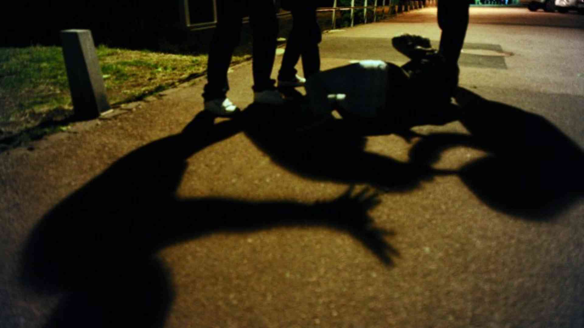 Violenza nella notte, due persone aggredite in via Taverna