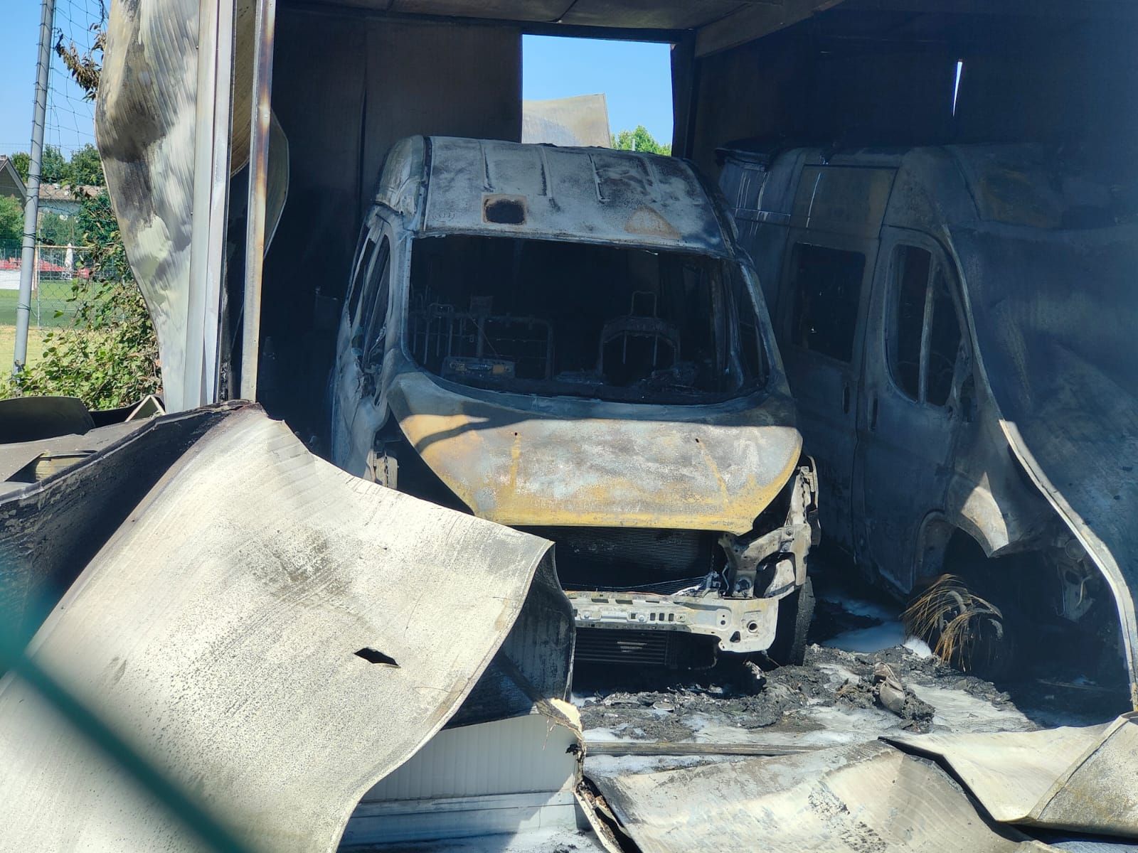 Una delle ambulanze della Misericordia carbonizzate dall'incendio