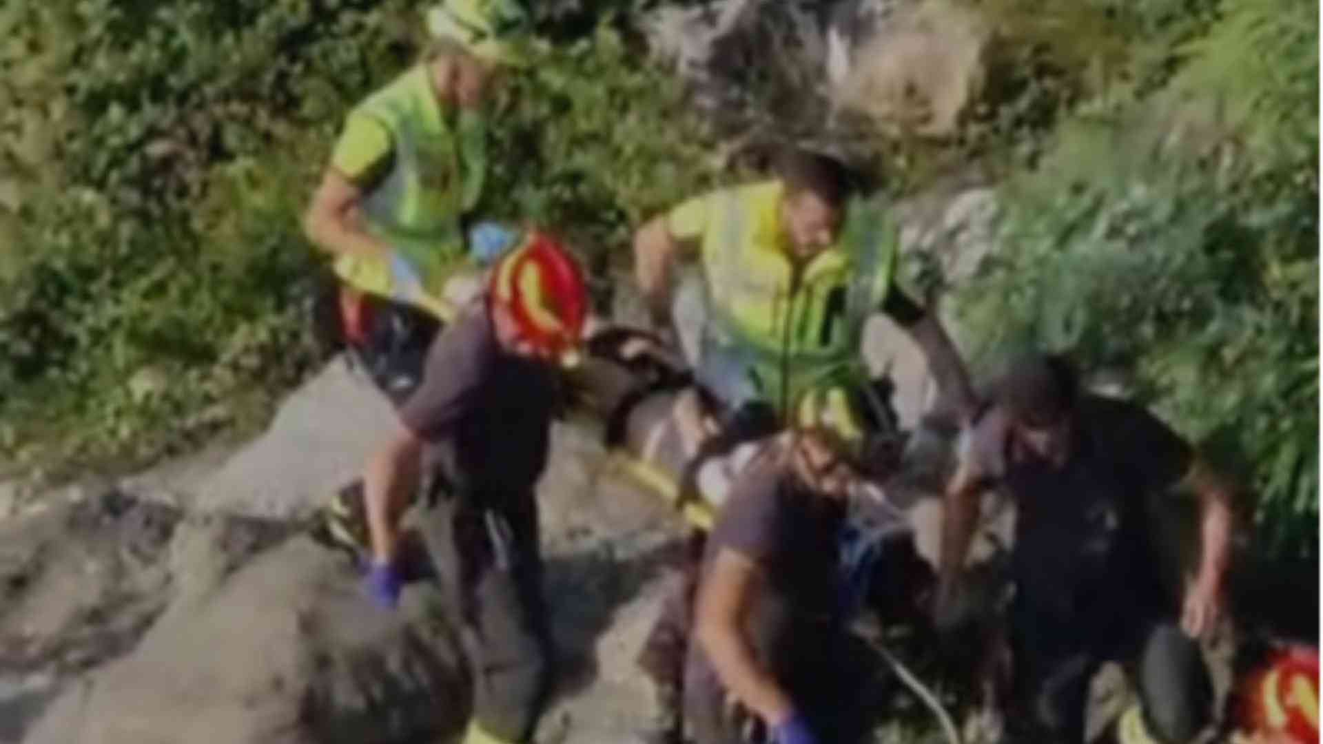 I soccorsi del 118 e dei vigili del fuoco di Bobbio alla ragazza caduta nel Trebbia