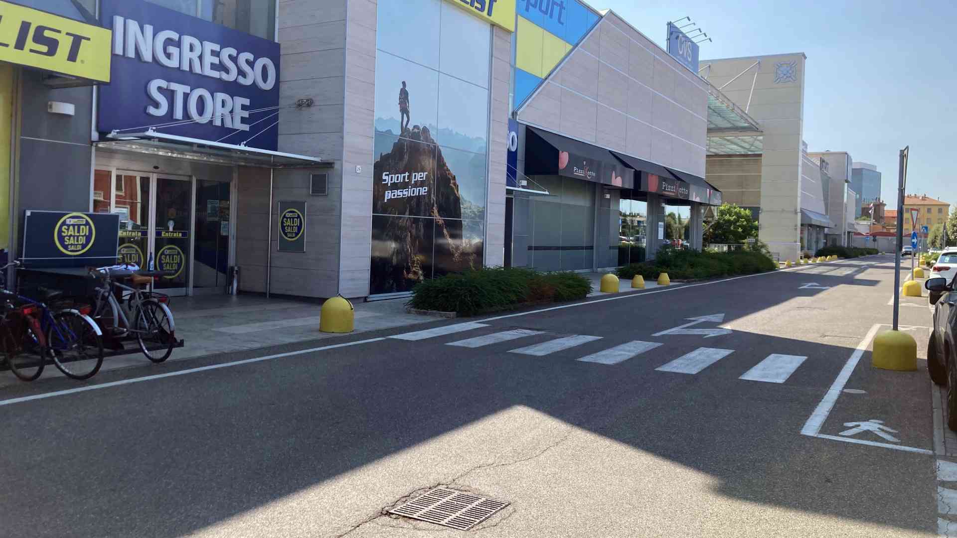 La stringevano al muro: così l'ha salvata un 17enne