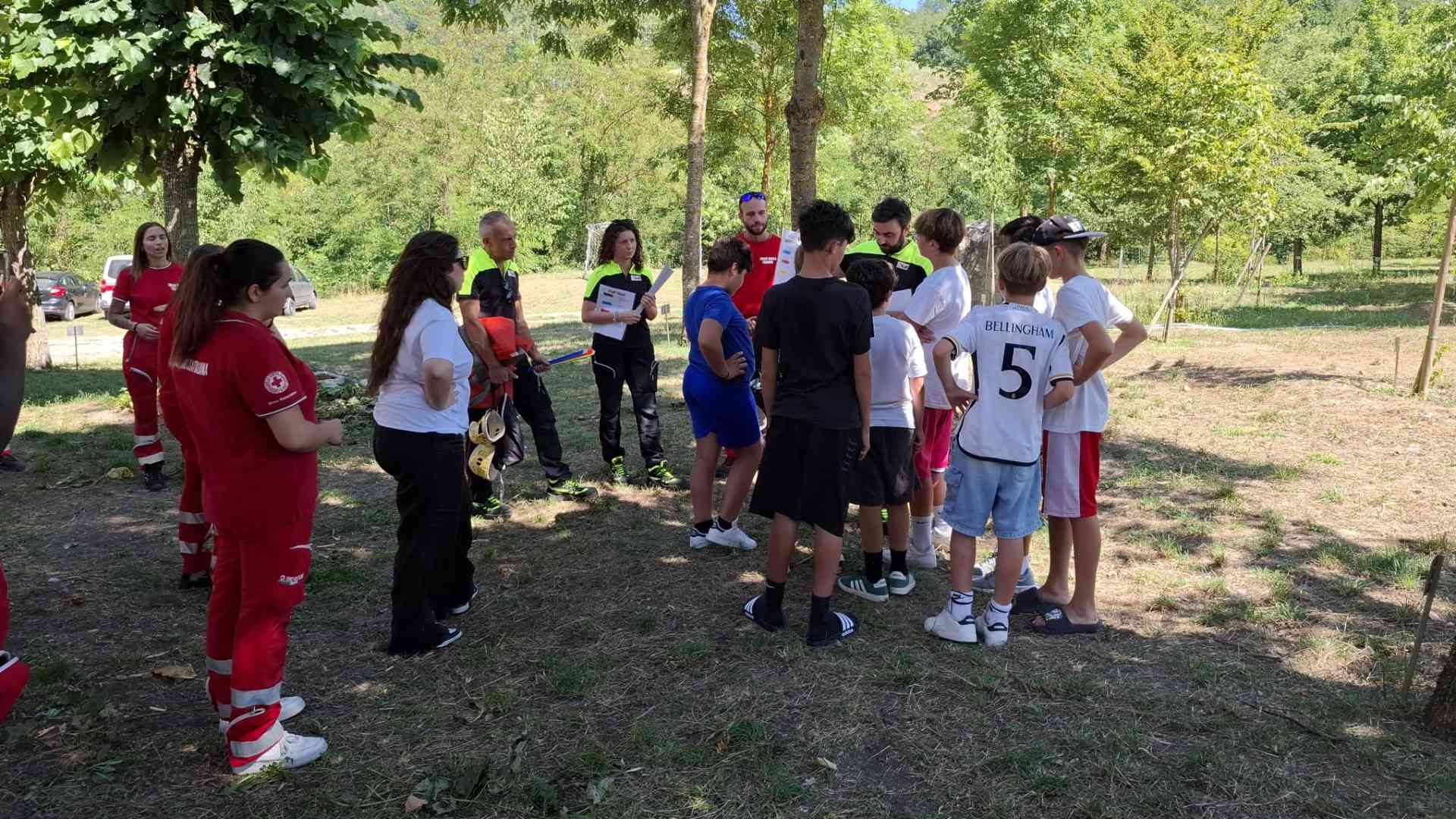 Ragazzi a lezione di protezione civile, simulati soccorsi in mezzo ai boschi