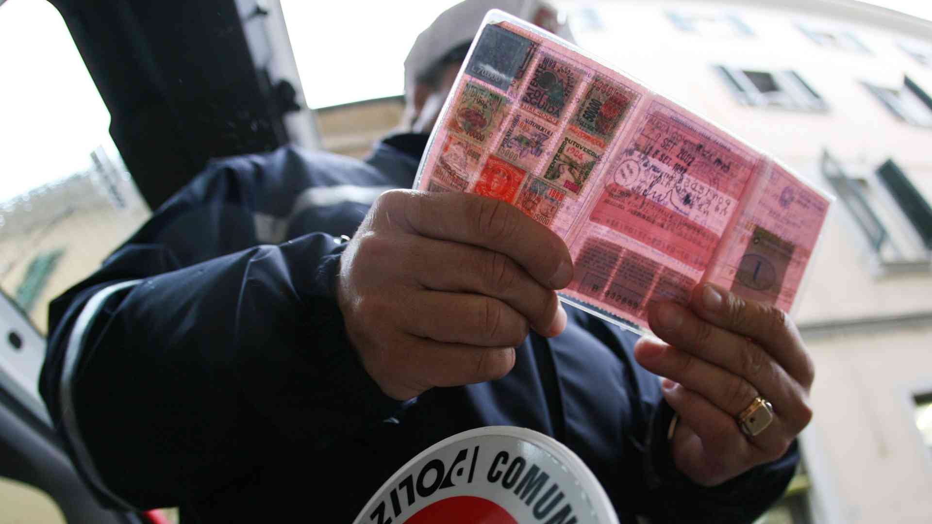 Sequestrate 81 patenti: «Rinnovate senza visita oculistica»