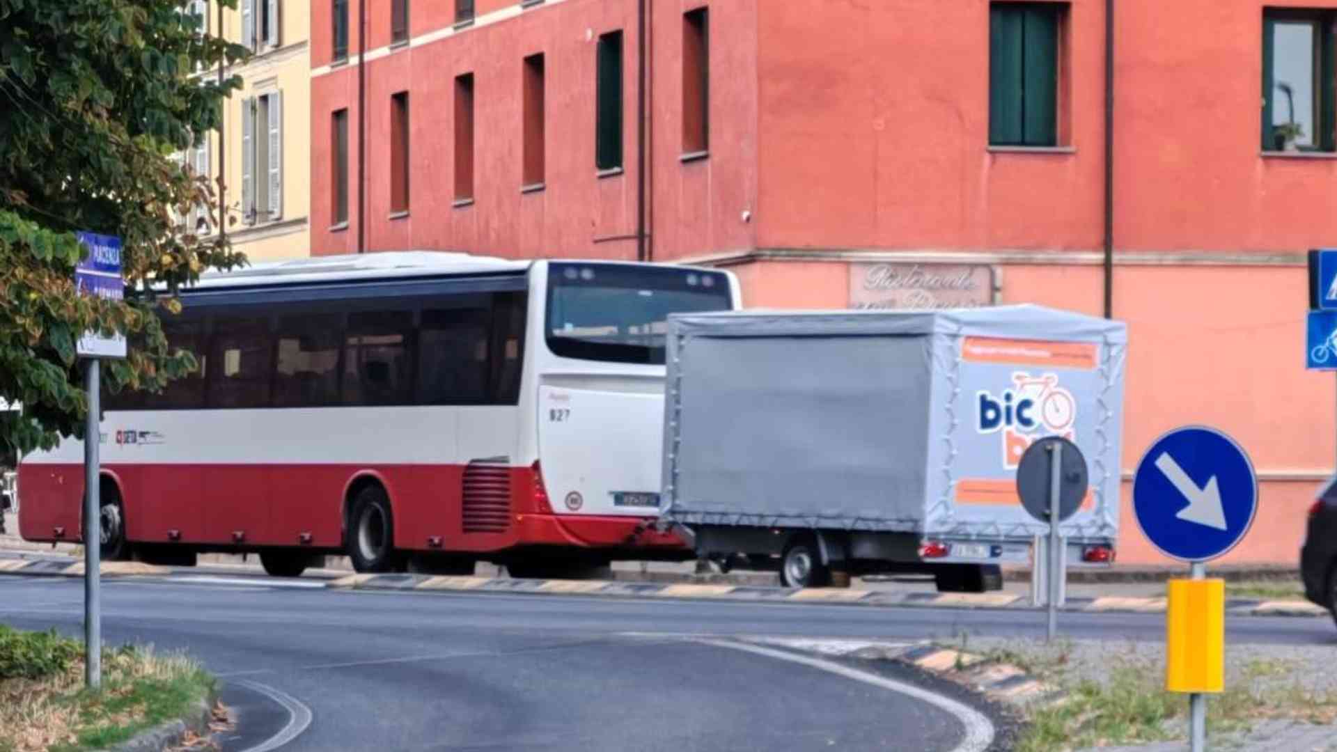 La foto, scattata dal Comune di Borgonovo, mostra il Bic Bus di passaggio all'interno del paese
