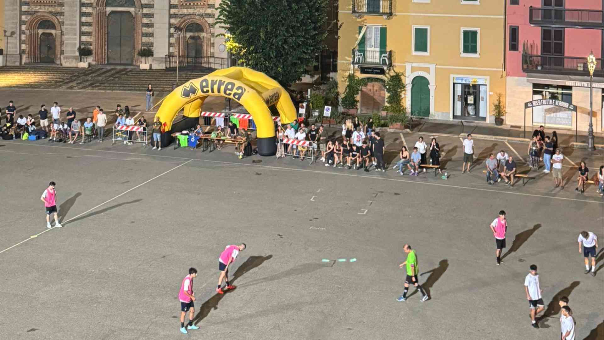 Si incendia l'asfato di Bettola, in piazza è tempo di semifinali. Le foto