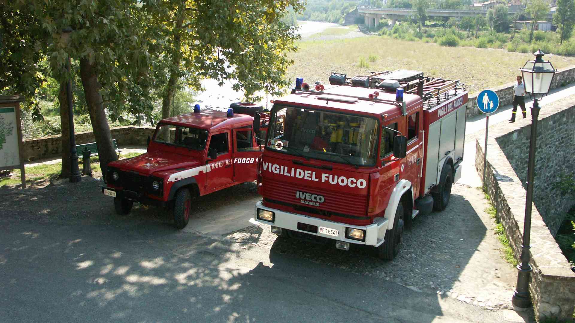 Due fungaioli dispersi in un bosco sulle montagne di Farini