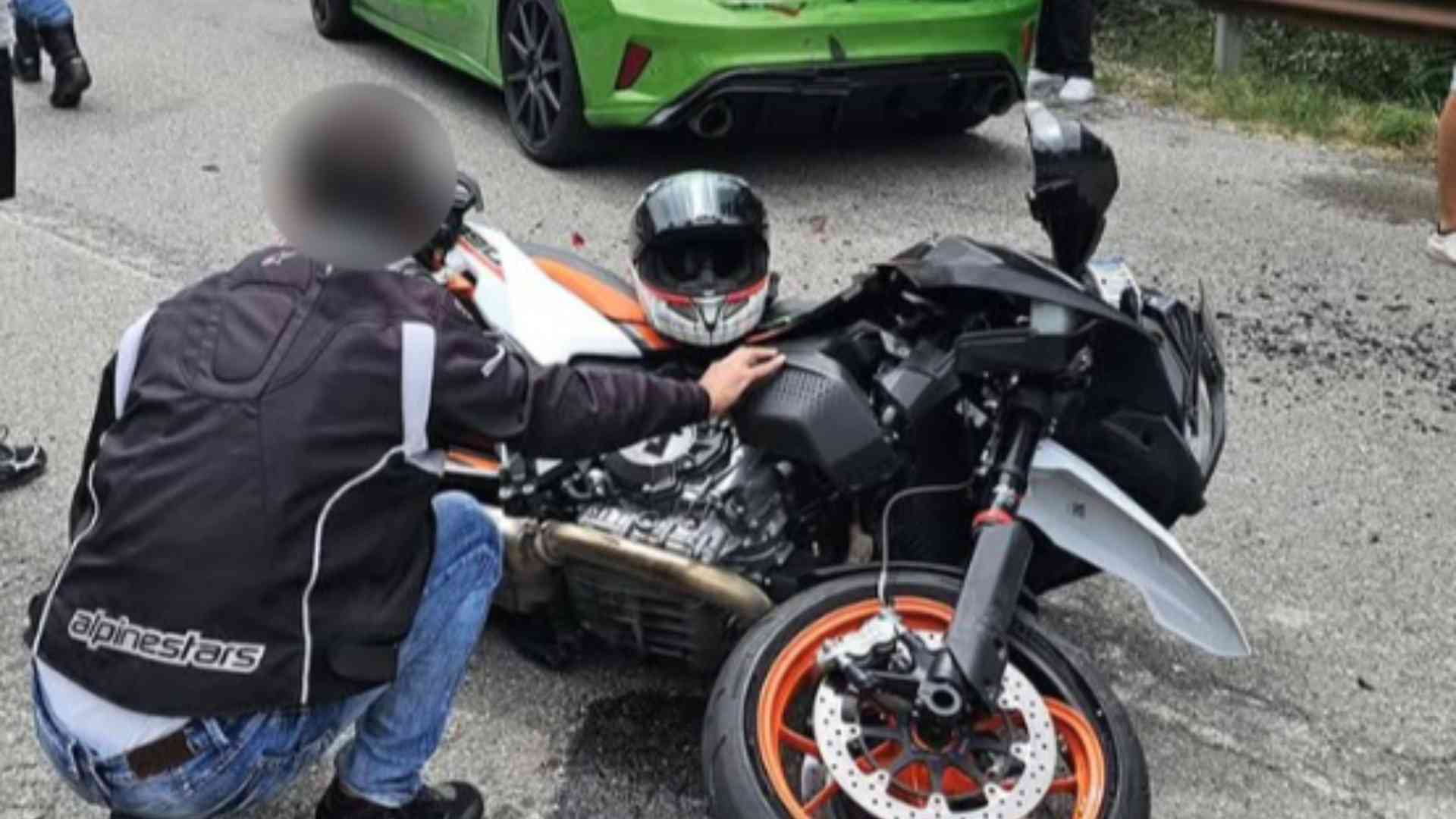 In moto tampona un'auto e finisce all'ospedale