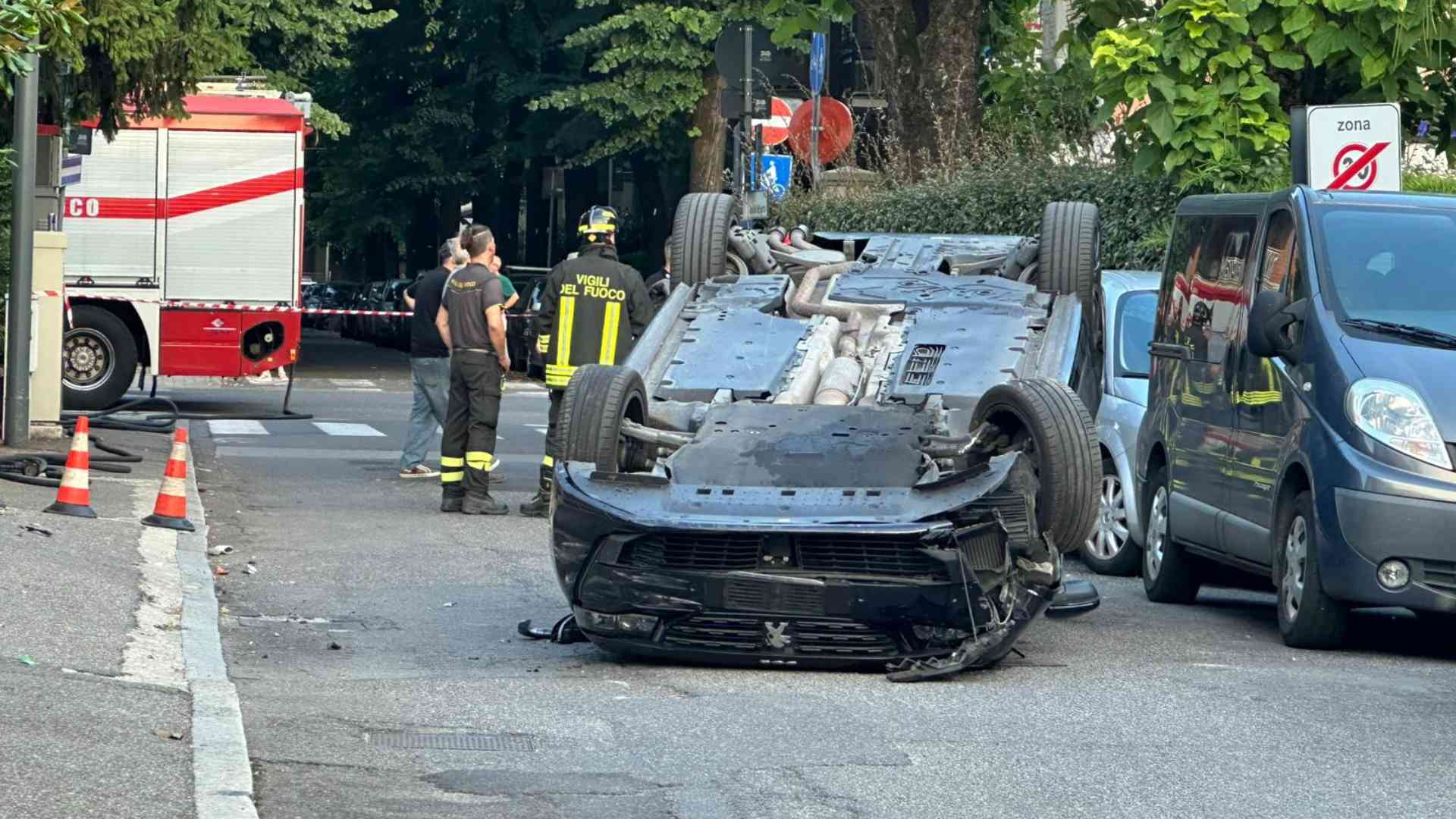Auto sbanda, rompe tubo del gas e si ribalta
