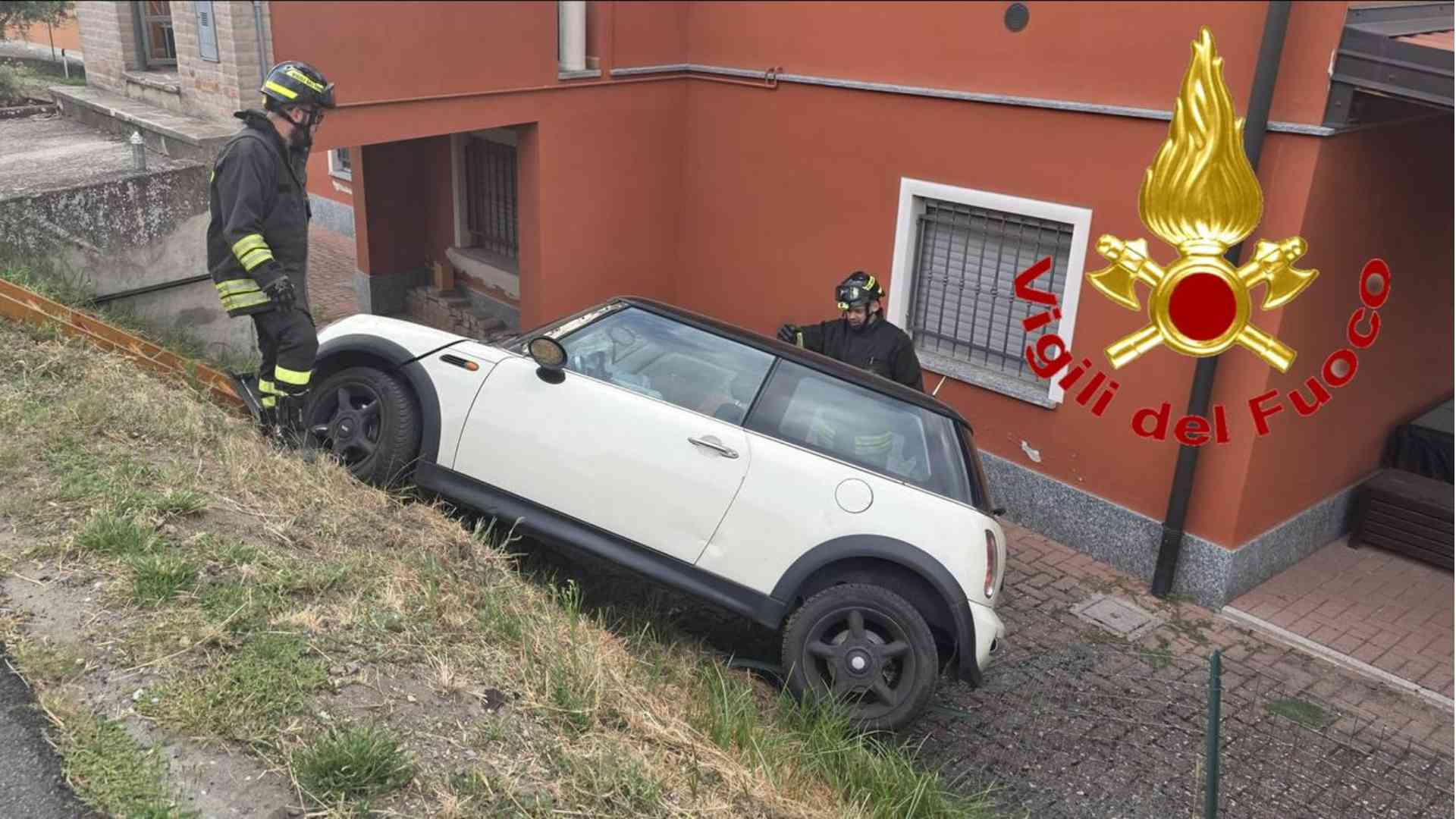 Auto fuori strada a San Rocco al Porto