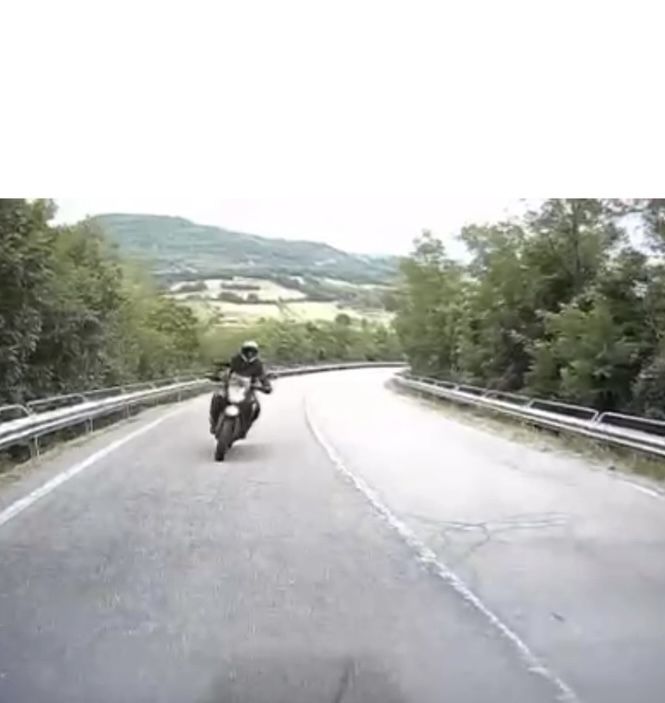 Fermo immagine dell'incidente ripreso dalla telecamera posteriore dell'auto tamponata.