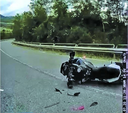 Fermo immagine dell'incidente ripreso dalla telecamera posteriore dell'auto tamponata.
