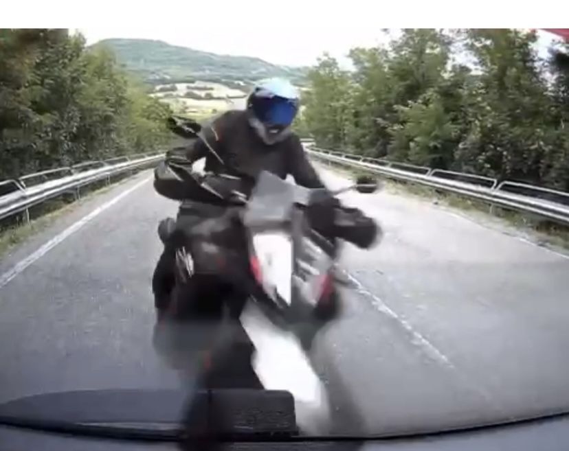 Fermo immagine dell'incidente ripreso dalla telecamera posteriore dell'auto tamponata.