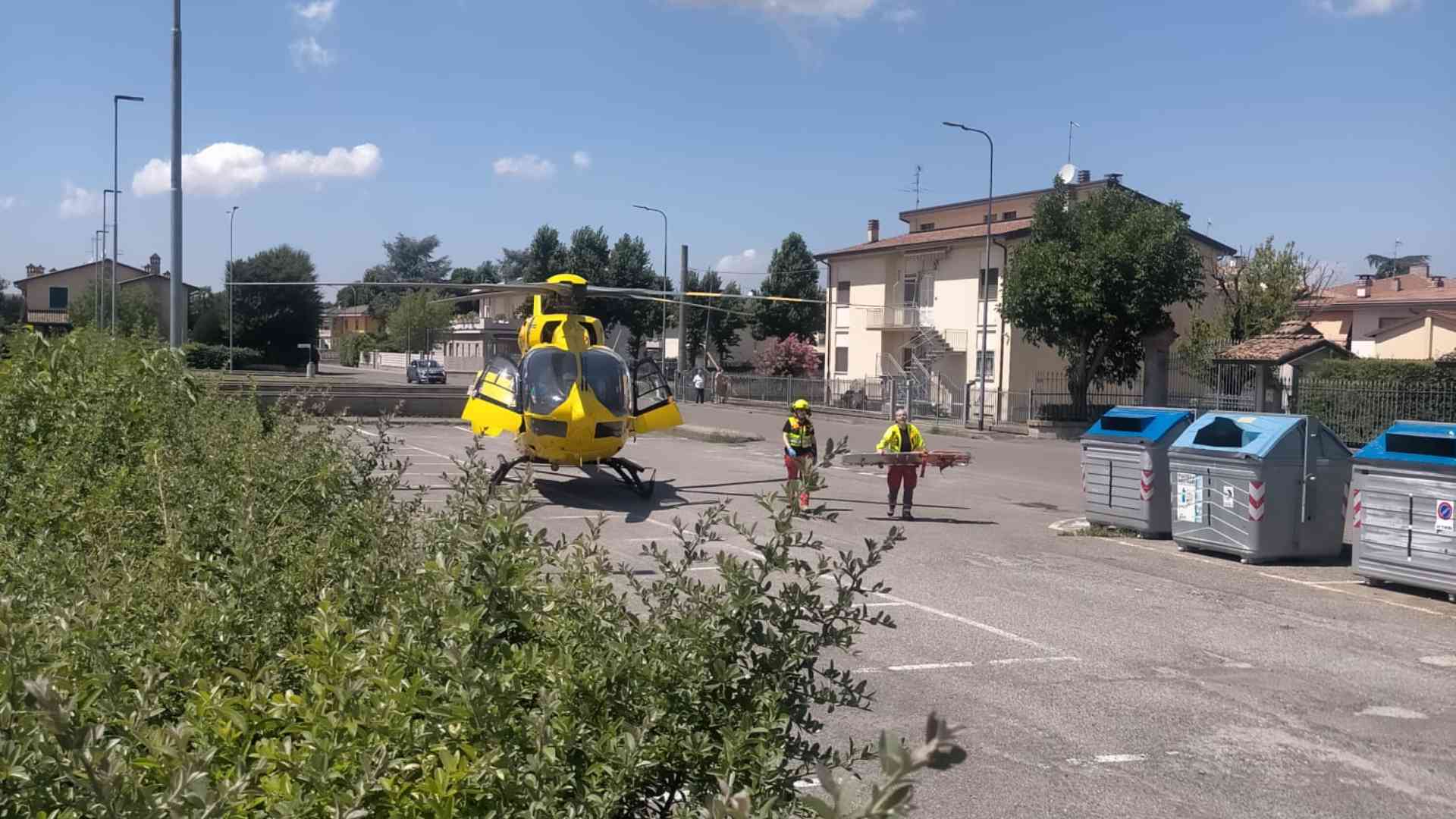 Cade dal camion e sbatte il volto sull'asfalto: grave un 58enne