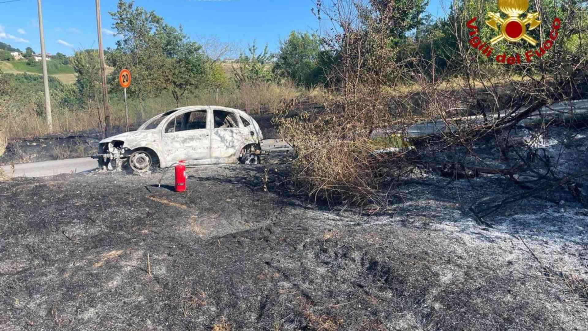 Auto fuori strada si incendia, muore un uomo tra le fiamme