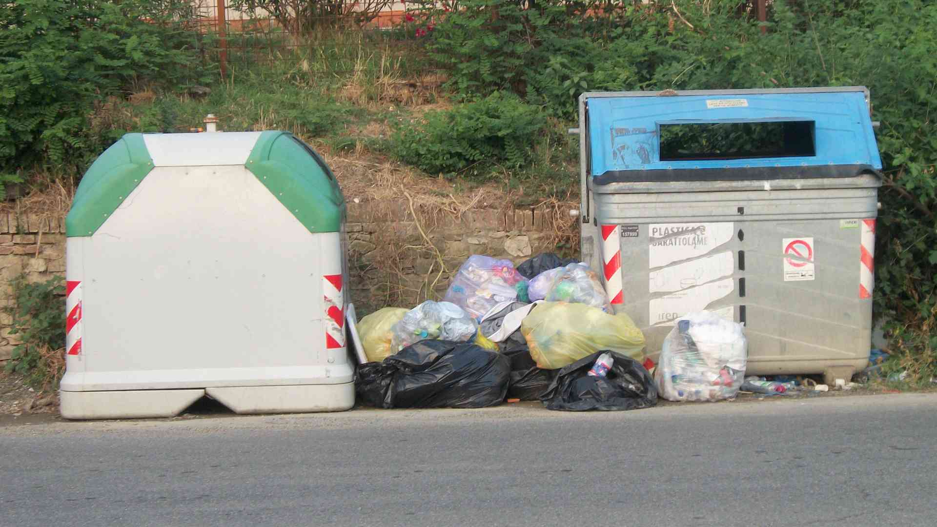 Inciviltà a Moretta: spazzatura lanciata dall'auto