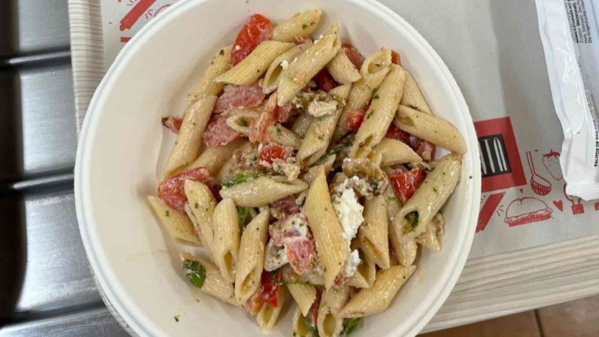 «Poco cibo, in mensa porzioni per bambini di pochi anni»