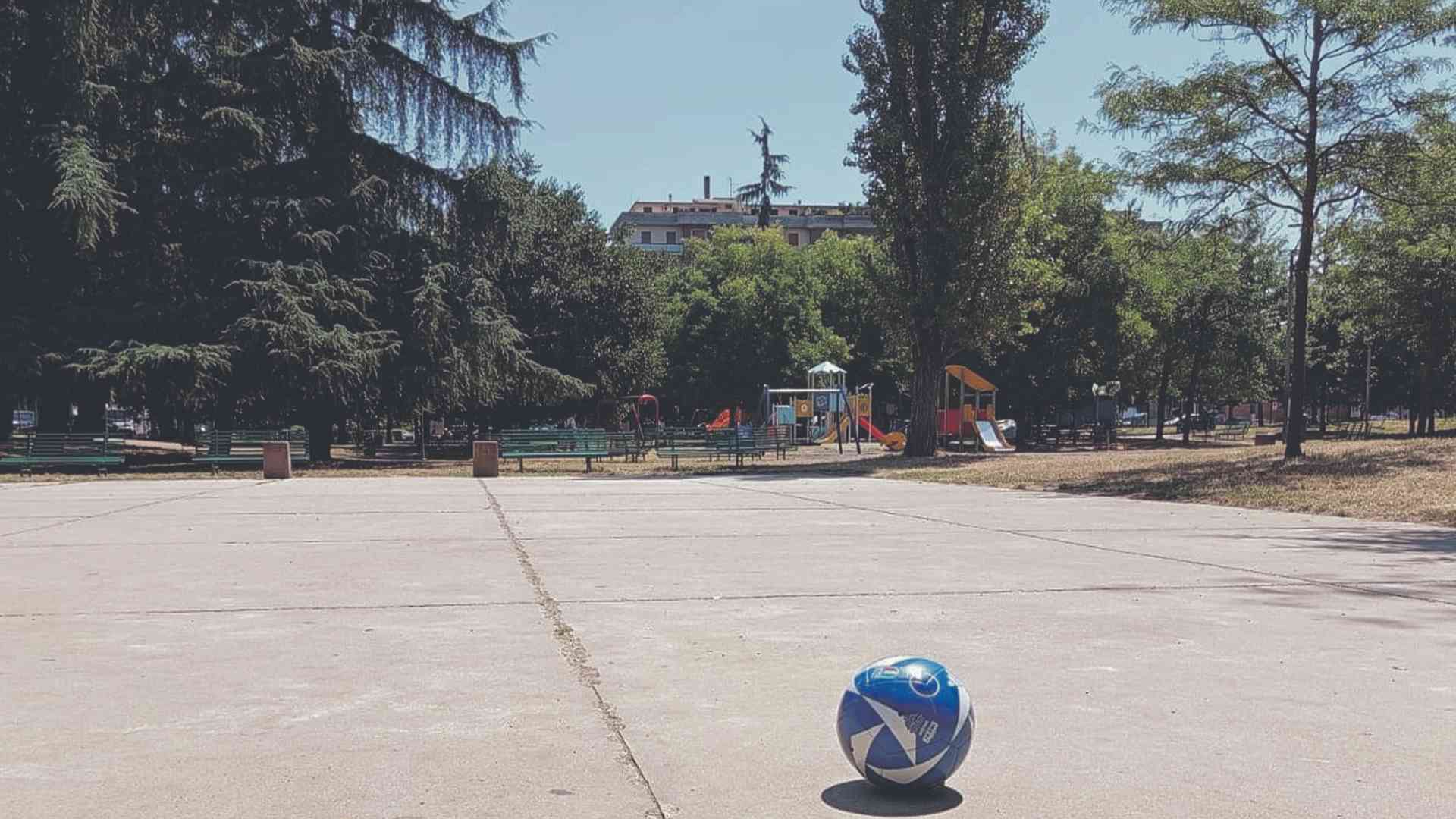 Giardini di via Ottolenghi vietati ai baby calciatori, sale la protesta delle famiglie