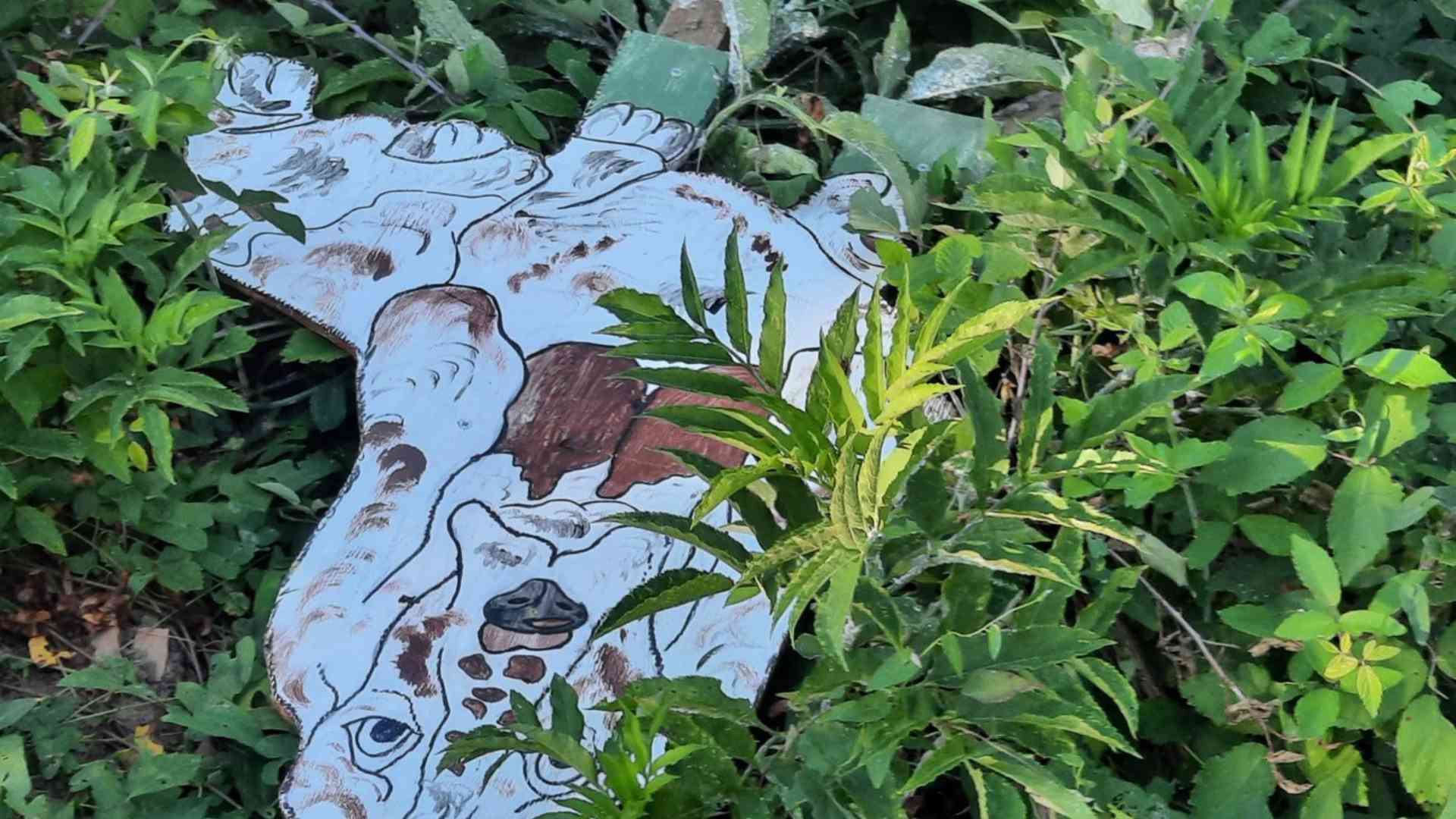 Devastate le sculture del "bosco fatato" lungo l'Arda