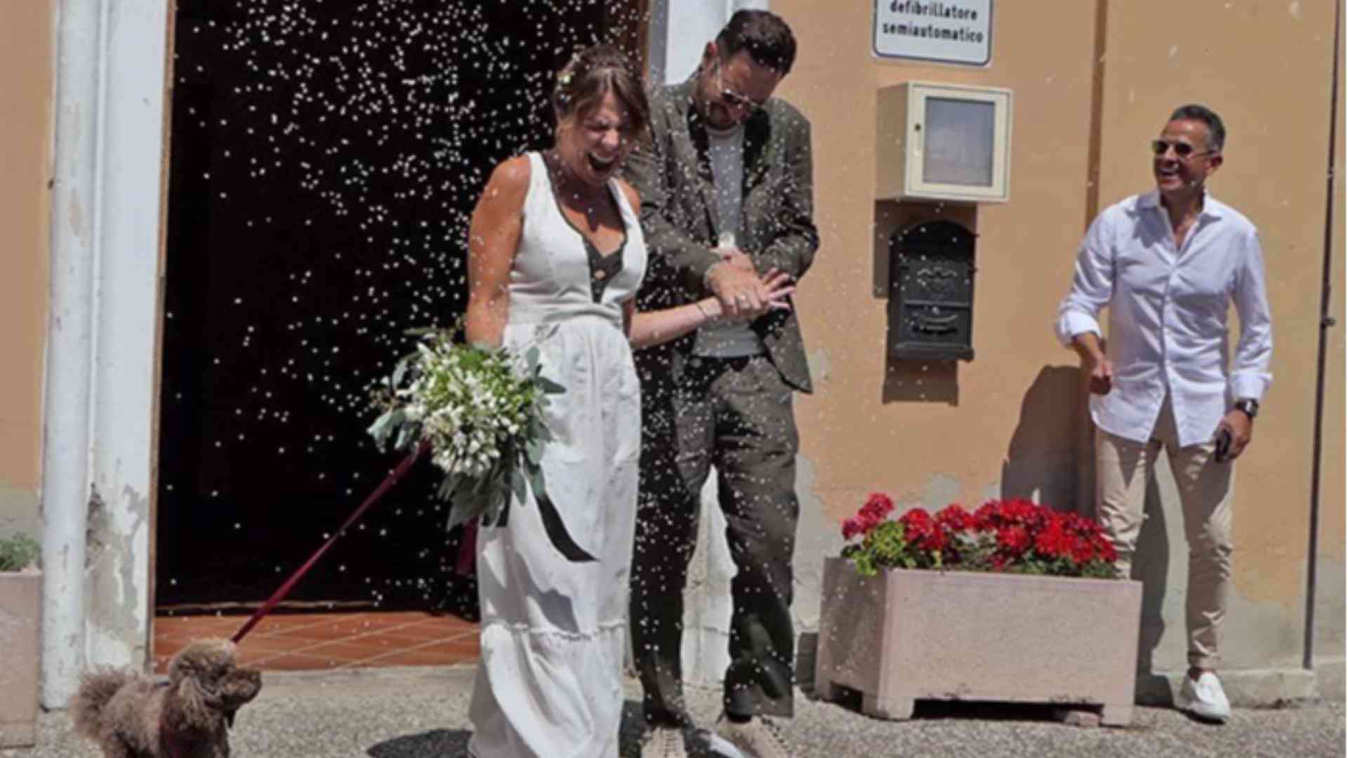 Luna Berlusconi e Vittorio Vaccaro in uscita dal municipio al termine della cerimonia nuziale