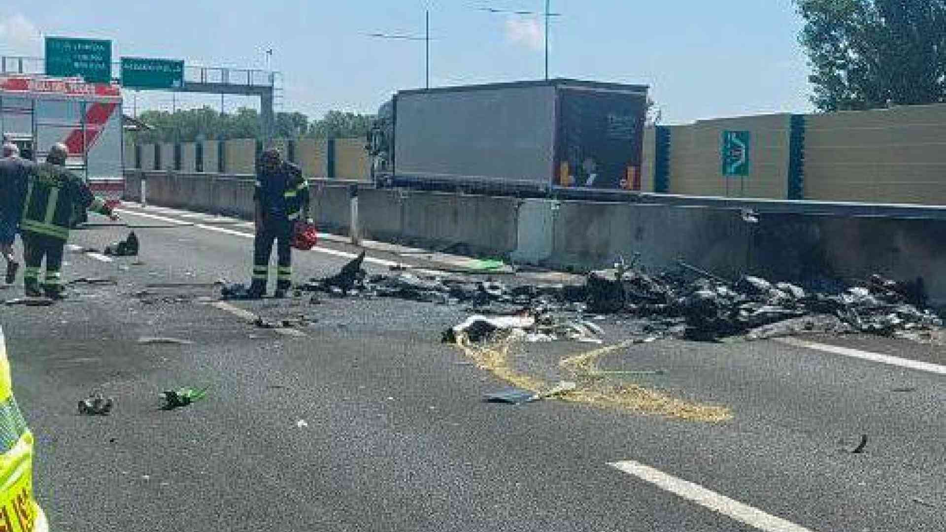 I resti del velivolo ultraleggero precipitato ad Azzano Mella, in provincia di Brescia © ANSA / SIMONE VENEZIA