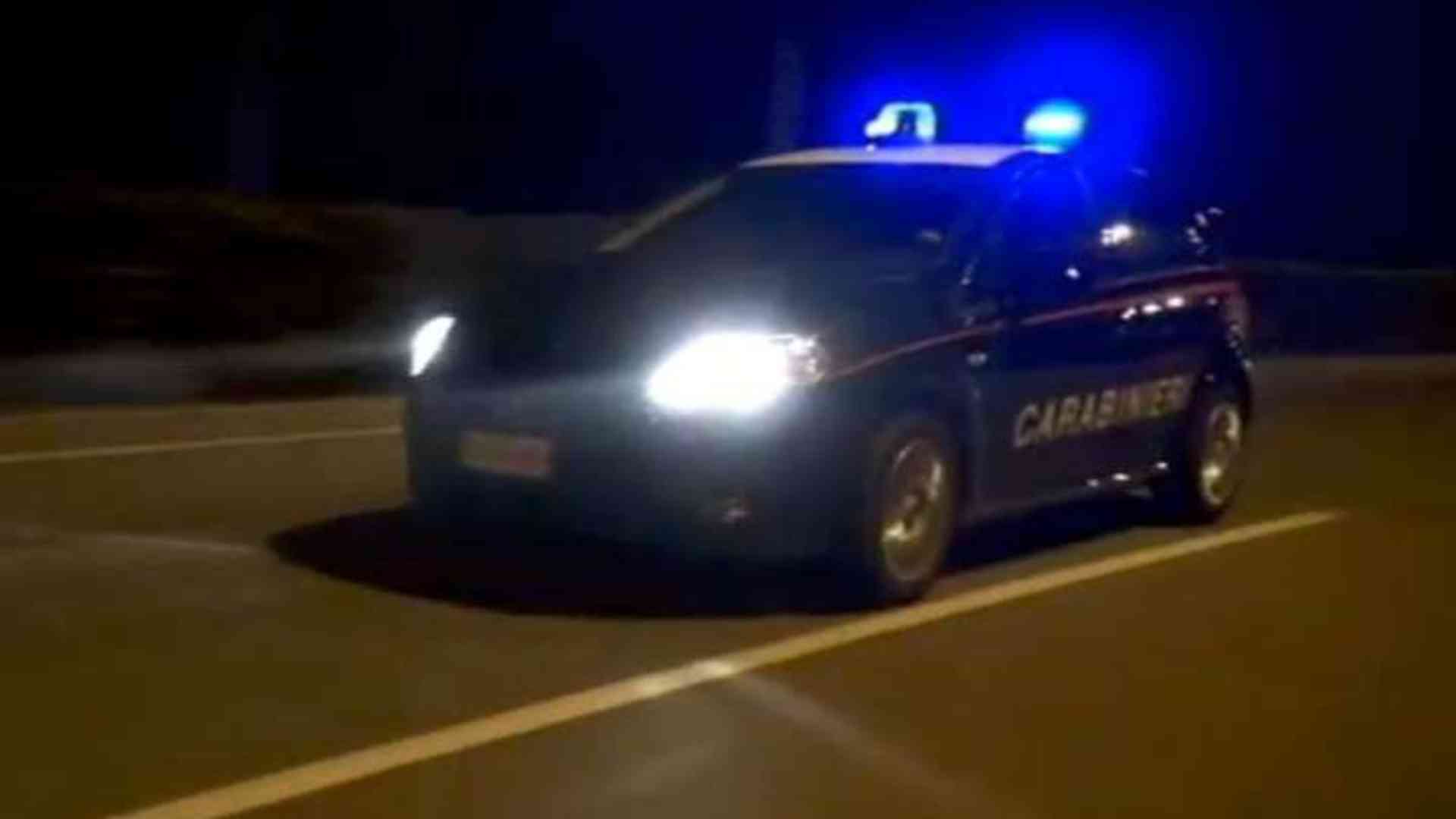 Inseguimento e fuga tra i campi, auto in fiamme a La Verza