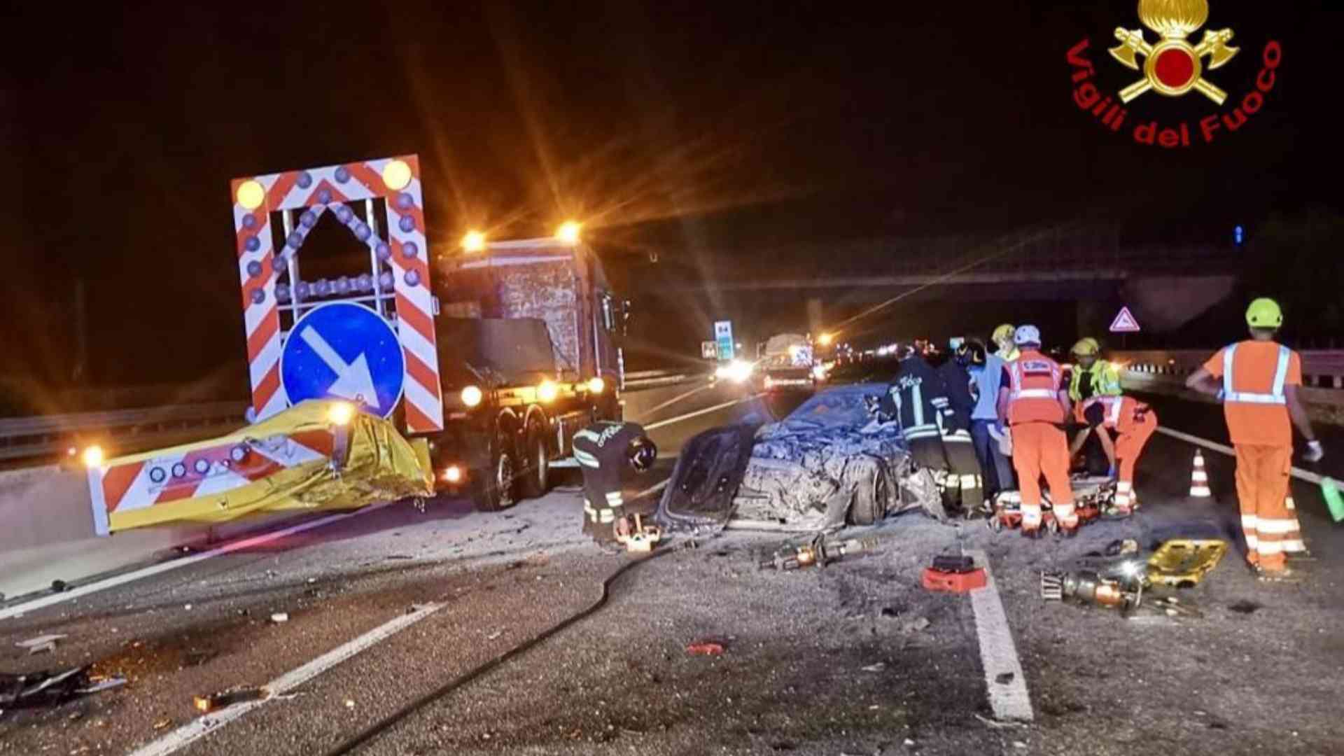 Violento scontro con un mezzo di cantiere in A1, grave una persona