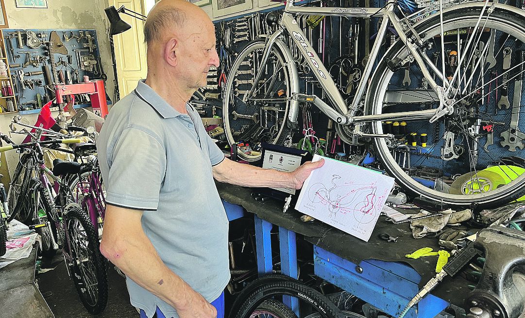 Il biciclettaio Gianni Villa nel suo laboratorio mentre costruisce due nuovi modelli - FOTO PADERNI