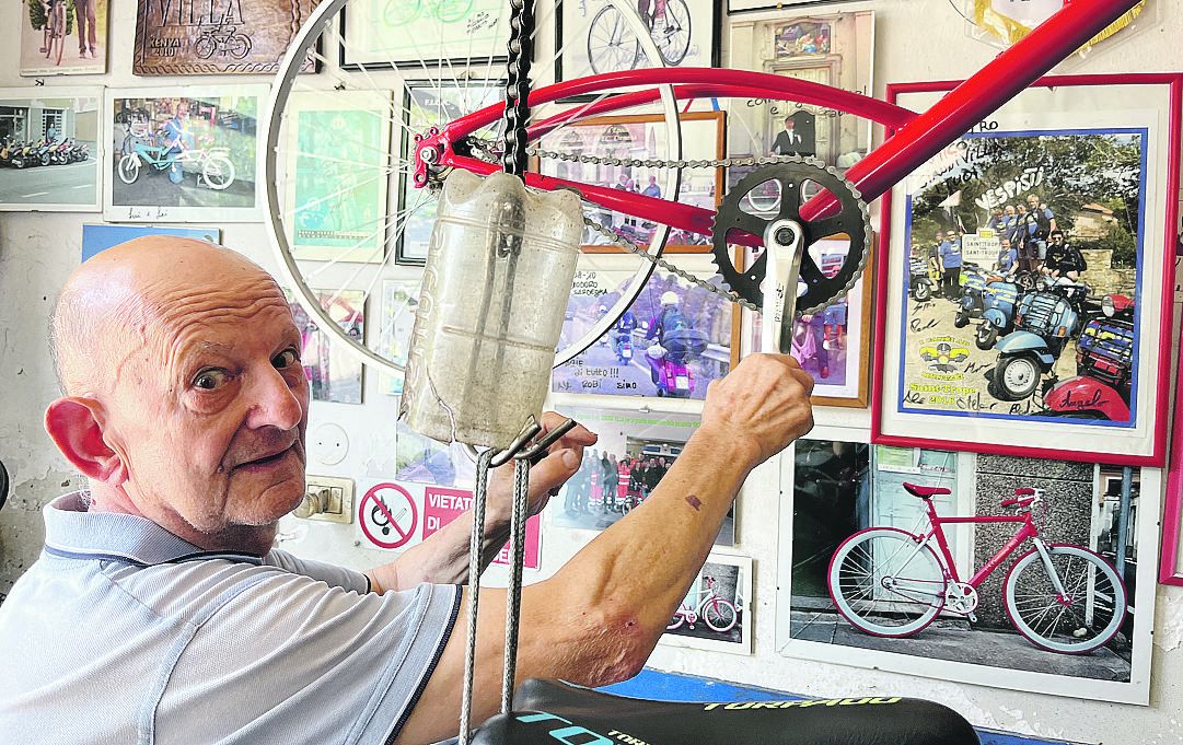 Il biciclettaio Gianni Villa nel suo laboratorio mentre costruisce due nuovi modelli - FOTO PADERNI