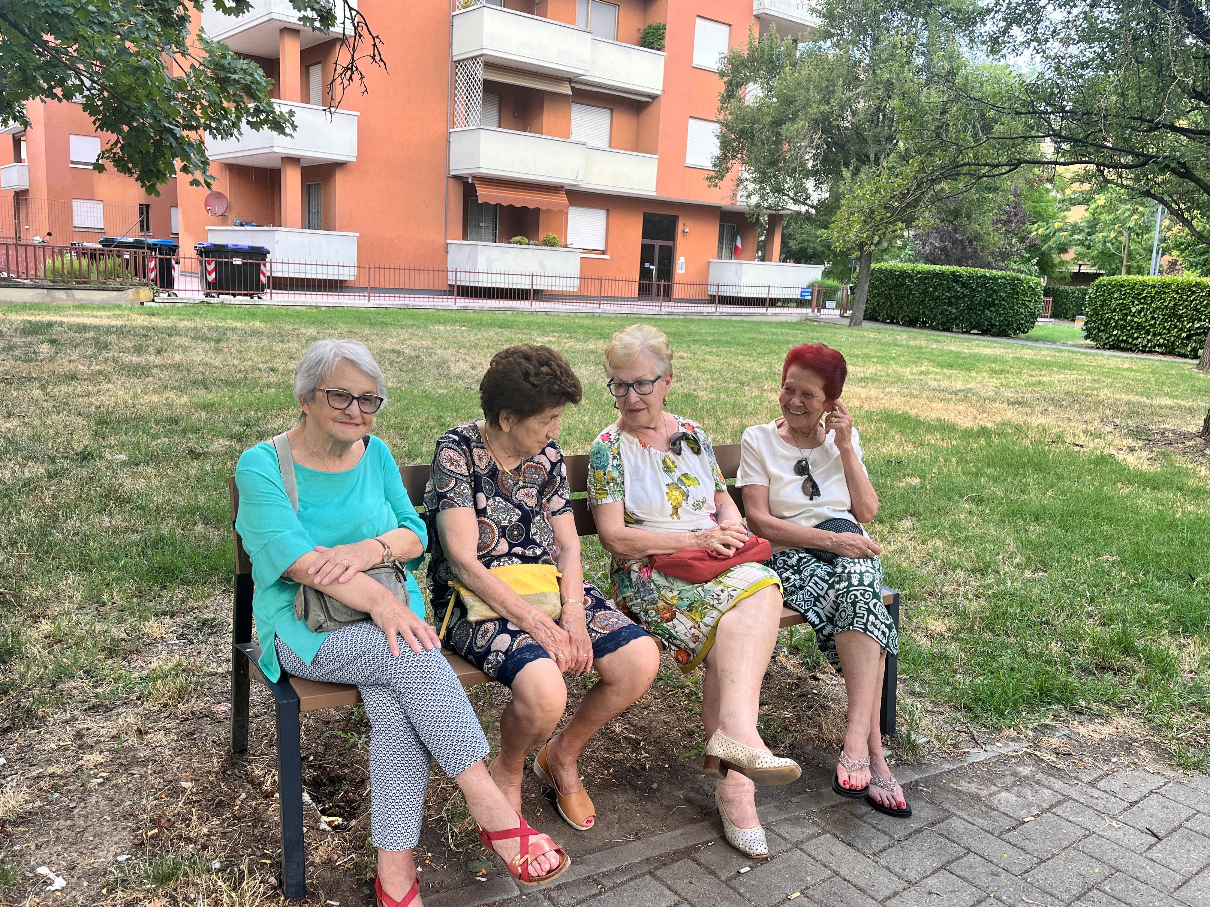 Alcune residenti che manifestano preoccupazione per i continui furti