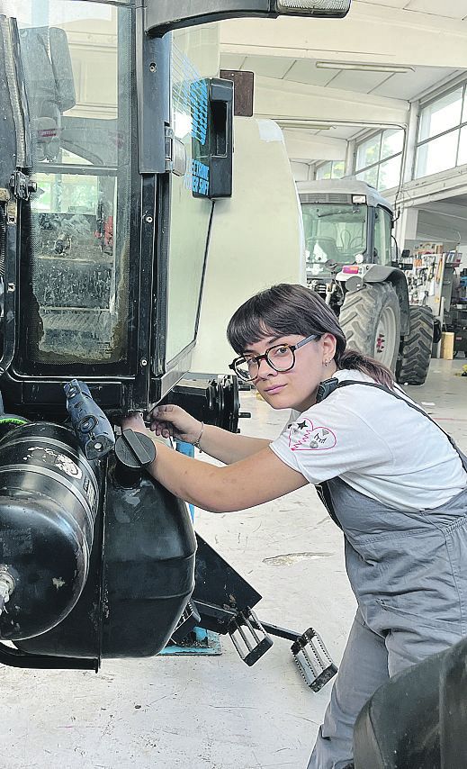Agata Pedretti al lavoro come meccanico - FOTO PADERNI 