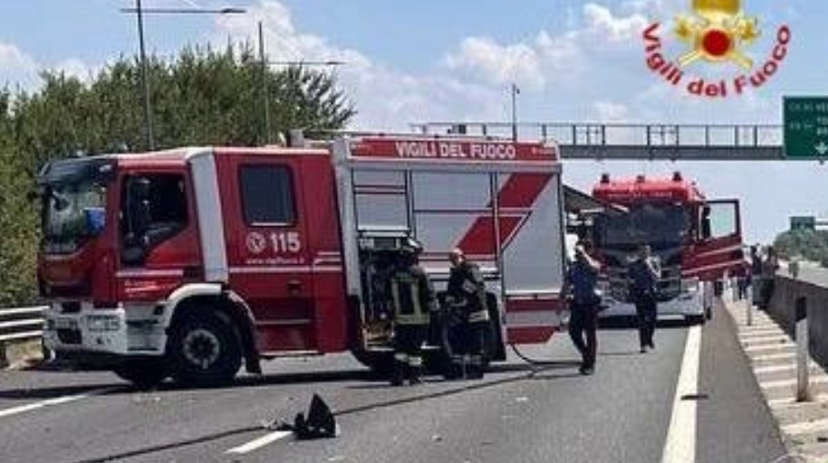 I vigili del fuoco intervenuti sul tratto del raccordo autostradale dov'è precipitato il velivolo