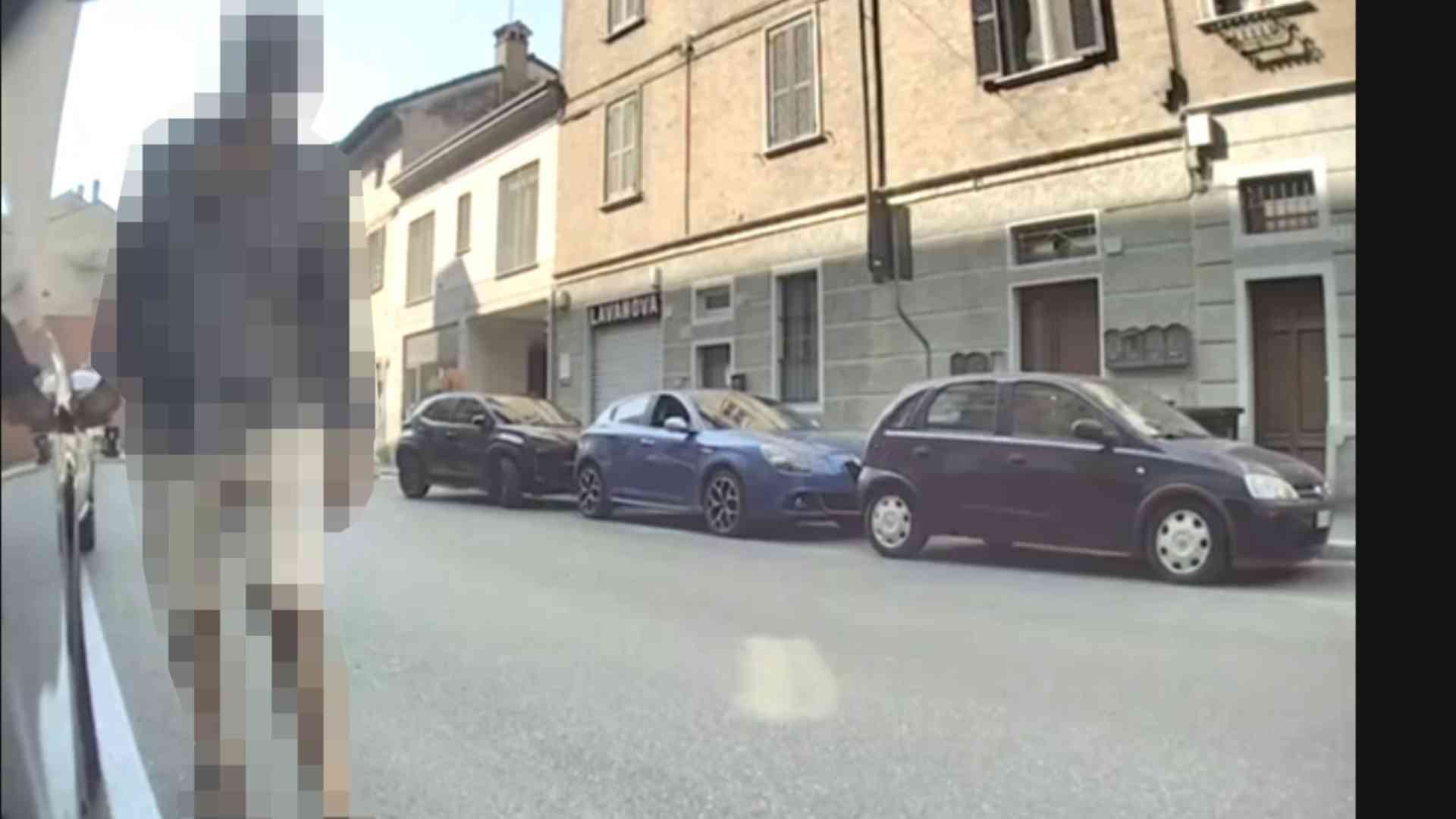 Sfregia la Tesla, ripreso dalle telecamere di bordo. IL VIDEO