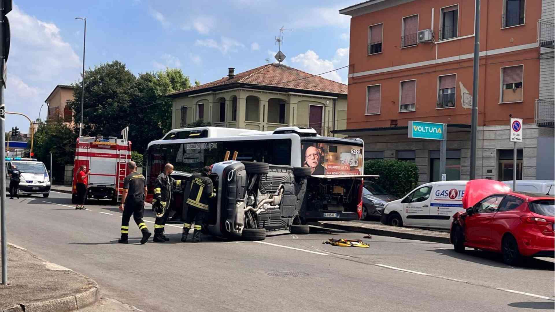 Tamponata, finisce contro un autobus e si ribalta